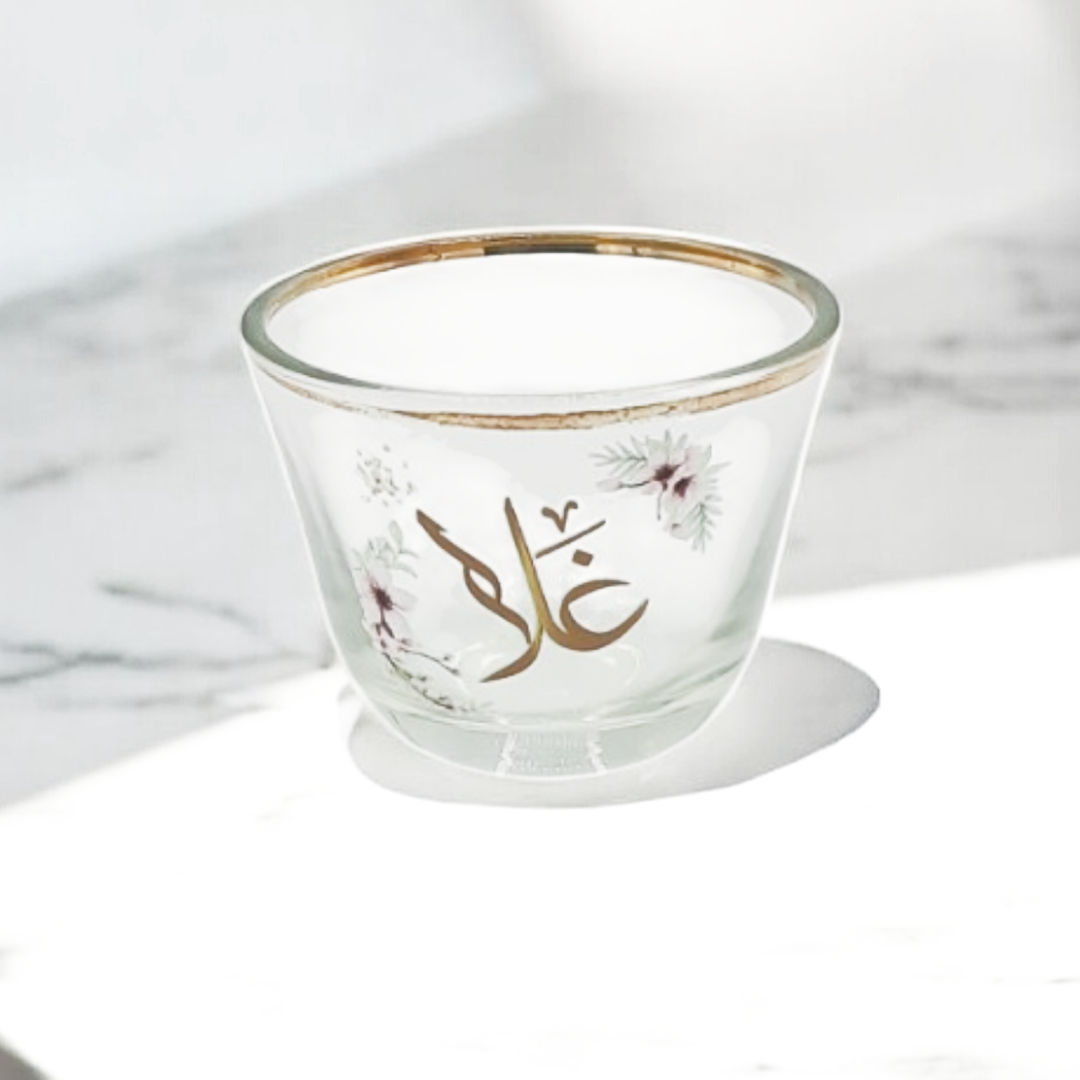 فناجين زجاج للقهوة العربية مع طباعة فاخرة بارزة Glass cups for Arabic coffee with luxurious embossed printing