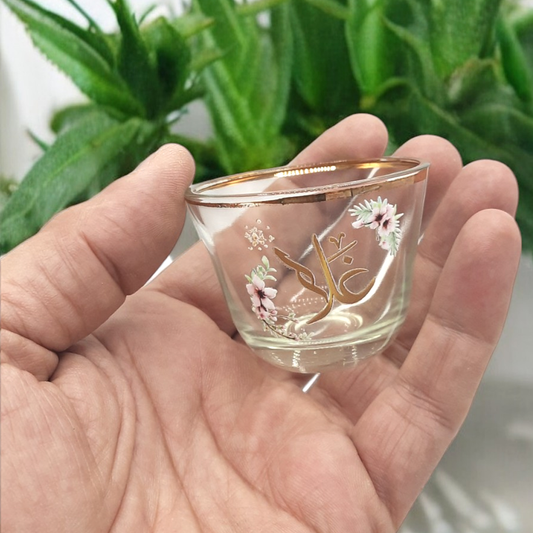 فناجين زجاج للقهوة العربية مع طباعة فاخرة بارزة Glass cups for Arabic coffee with luxurious embossed printing