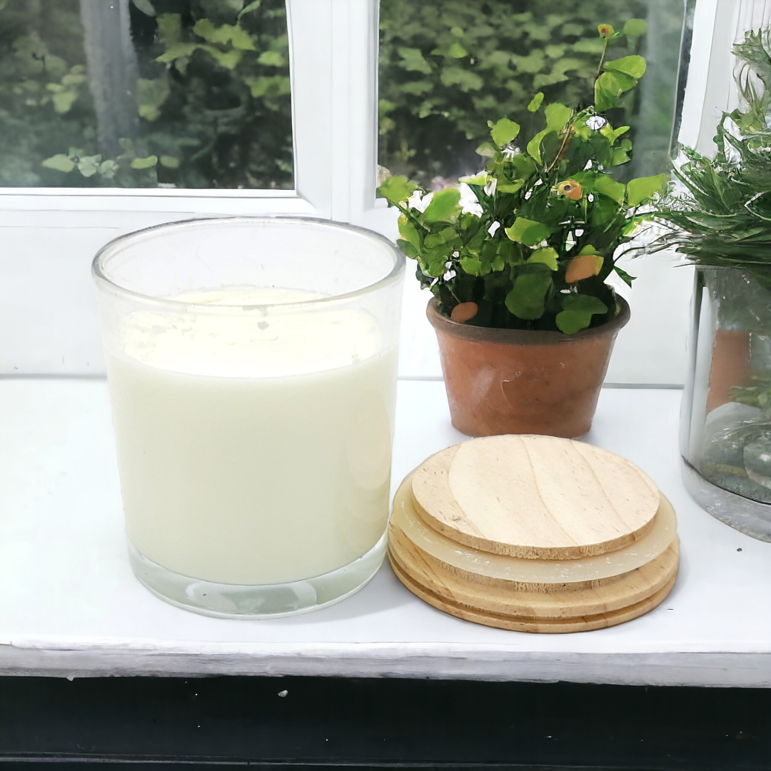 شمعة وسط في علبة زجاج مع غطاء Medium candle in a Glass Jar with a Lid