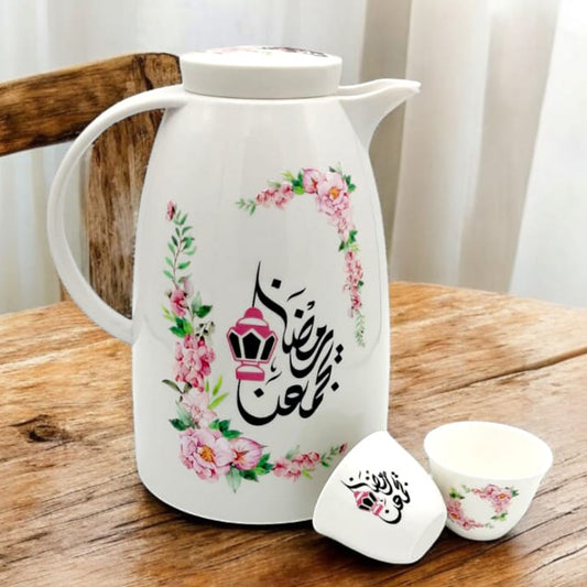 طباعة اسمك على الدلة مع فنجانبن سيراميك للقهوة العربية مع طباعة فاخرة بارزة Print your name on the dallah with 2 ceramic cups for Arabic coffee with prominent luxury printing